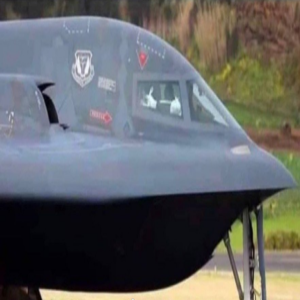 美國B-2隱形轟炸機(jī)機(jī)駕駛艙里有兩個(gè)醒目的白色塑料袋